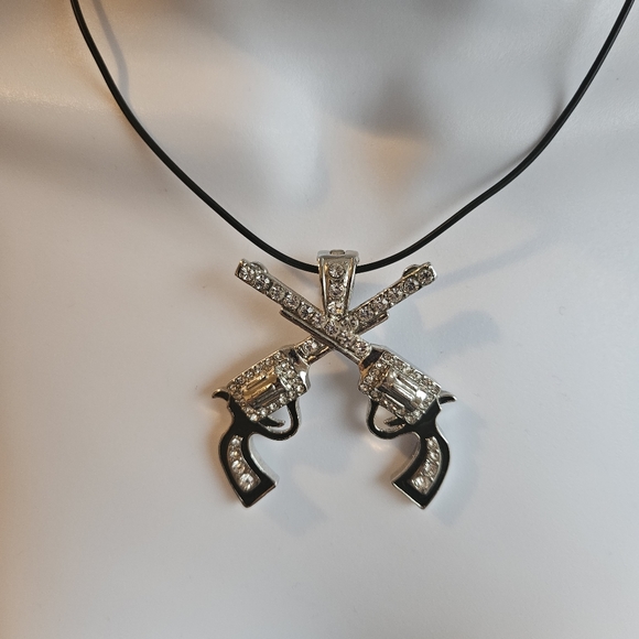 Crossed revolver silver tone rhinestone necklace - Picture 3 of 7